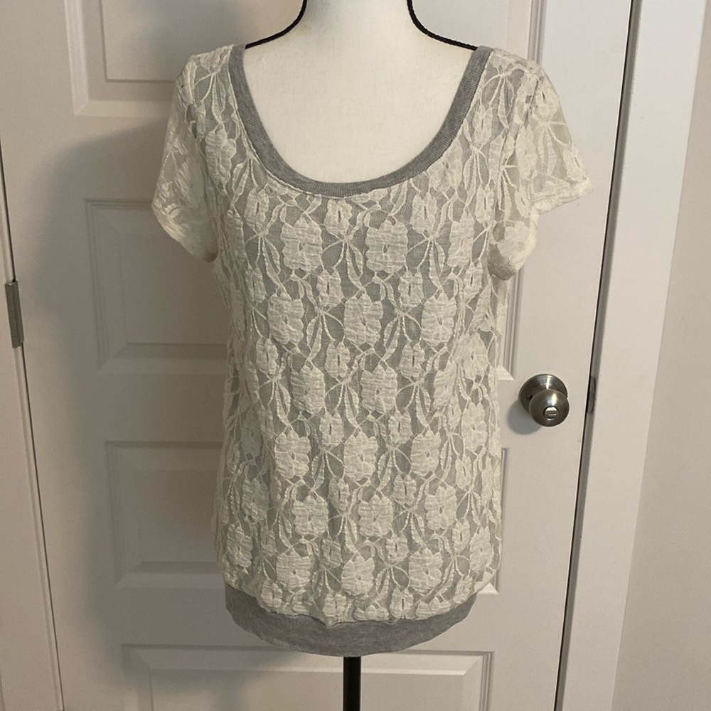 Bordeuax| Grey/cream short sleeve, scoop neck top with lace overlay
